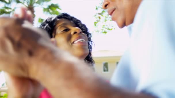 Zufriedenes älteres Ehepaar wirbt für das Leben im Ruhestand - Filmmaterial, Video