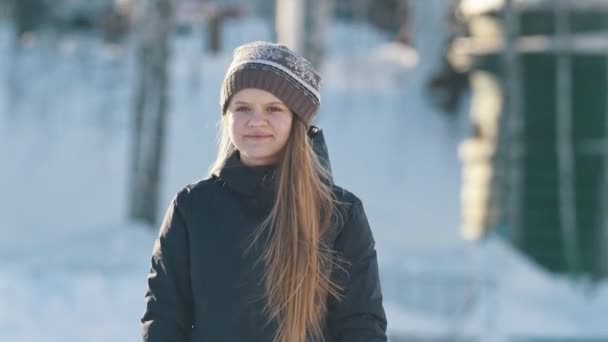 Retrato soleado adolescente con ropa de invierno en invierno exterior
 - Metraje, vídeo