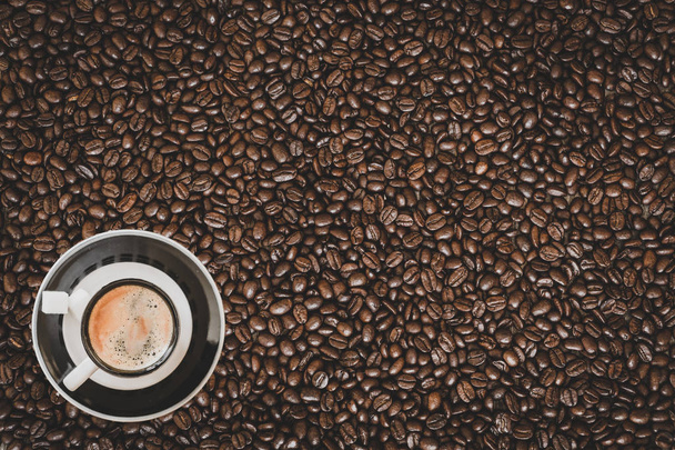 Чашка кофе эспрессо на фоне кофейных зерен
 - Фото, изображение