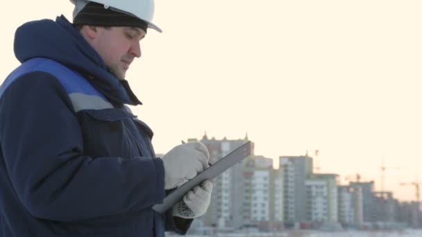 Capataz con tableta en gran proyecto de construcción
 - Metraje, vídeo