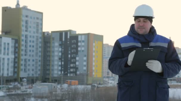 Εργοδηγός με tablet στο μεγάλο έργο κατασκευής - Πλάνα, βίντεο
