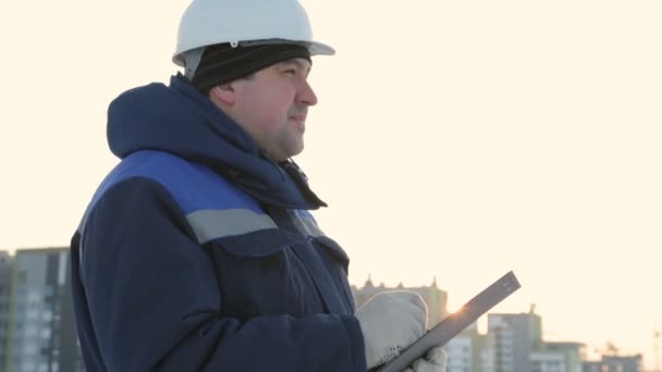 caposquadra con tablet al grande progetto di costruzione
 - Filmati, video