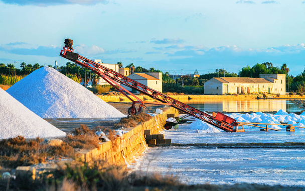 Купи солі на сіль випаровування ставок на Марсала Сицилії - Фото, зображення