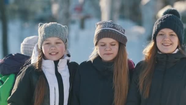 Porträt von drei Teenager-Mädchen in Winterkleidung auf der Eisbahn - Filmmaterial, Video
