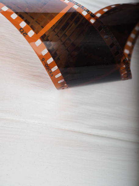 木製の背景、木製の背景にリールに映画リール - 写真・画像