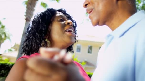 συνταξιούχος εθνοτικές ζευγάρι προώθηση διασκέδαση κοινωνικής συμβίωσης - Πλάνα, βίντεο