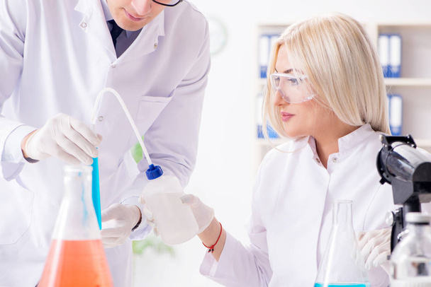 Two chemists having discussion in lab - Fotó, kép