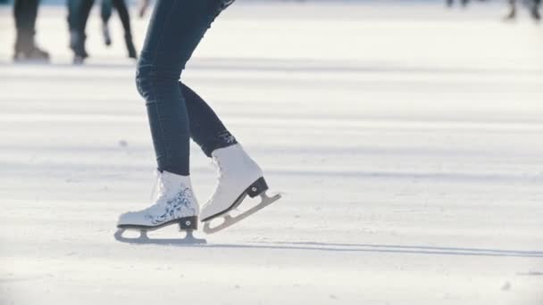 公共の屋外アイス スケート リンクでスケートを巧みに十代の少女の足スローモーション - 映像、動画