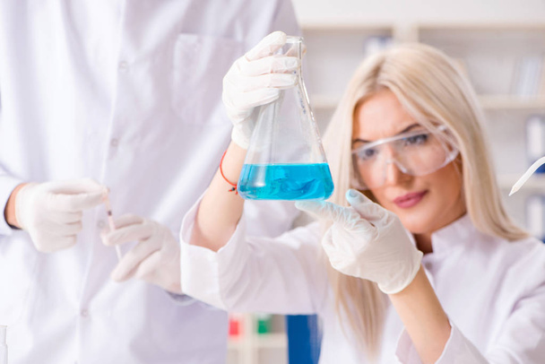 Jeune femme chimiste travaillant dans un laboratoire de clinique - Photo, image