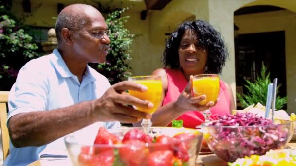 Ältere ethnische Paare teilen gesundes Mittagessen gemeinsam - Filmmaterial, Video