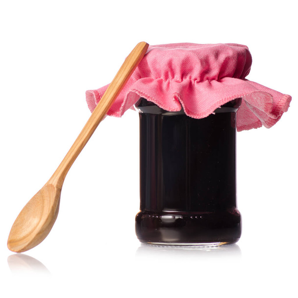 Μαύρη σταφίδα βατόμουρα μαρμελάδα σε ένα βάζο ξύλινο κουτάλι - Φωτογραφία, εικόνα