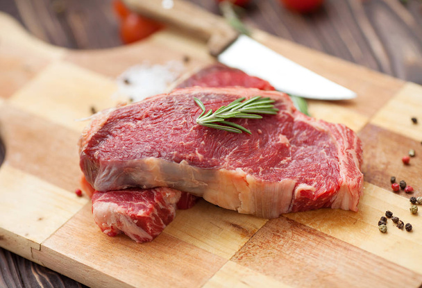raw steak on cutting board - Foto, afbeelding