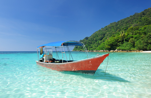 Motorlu tekne ile güzel bir plaj - Fotoğraf, Görsel