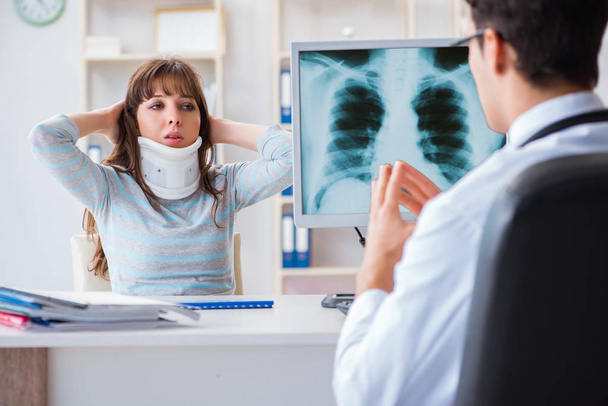 Junge Frau besucht Radiologen zur Röntgenuntersuchung - Foto, Bild