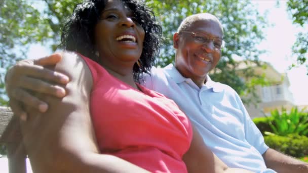 volwassen etnische paar reclame pensioen leven tevreden - Video
