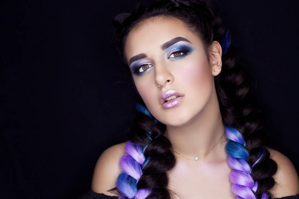Profesionální make-up pro bruneta s barevnými vlasy - Fotografie, Obrázek