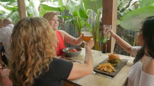 Diverso grupo étnico de mujeres hermosas riendo y celebrando en un restaurante
 - Imágenes, Vídeo