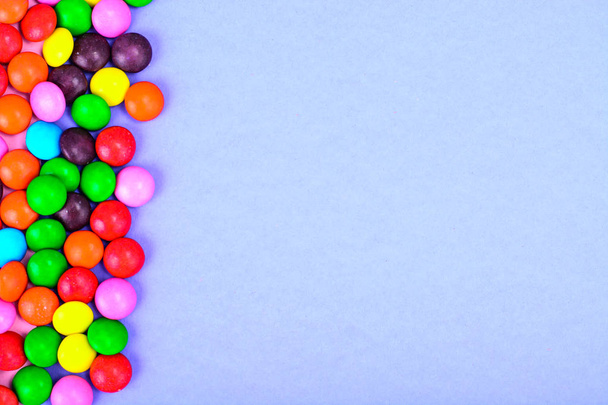 Kleine gekleurde candy op lichte achtergrond - Foto, afbeelding