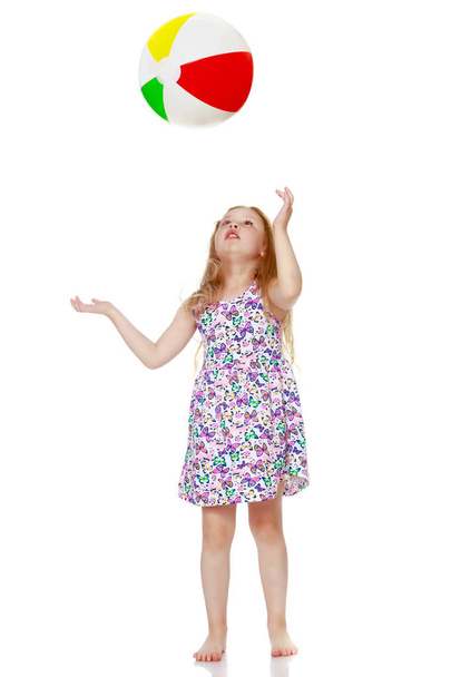 Little girl is playing with a ball - Foto, Imagen