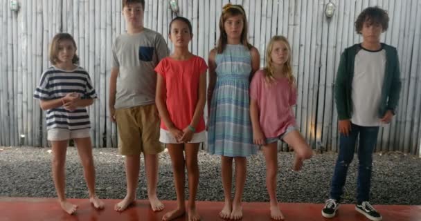 Grupa nerwowe, lęk, niezadowolony chłopców i dziewcząt, stojąc w kolejce razem - Materiał filmowy, wideo