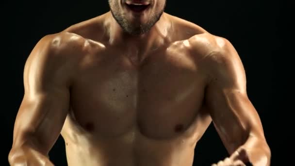 Nahaufnahme sexy muskulöser Mann trainiert. - Filmmaterial, Video