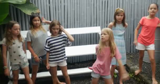 Rozkošný mladé blond dívka ukazuje její přátelé dívka jak tancovat - Záběry, video