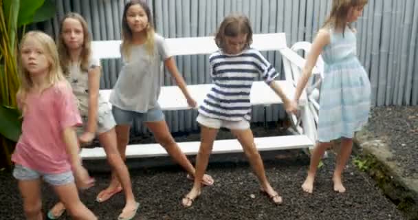 Zróżnicowaną grupę młodych dziewczyn uczy się tańczyć razem - Materiał filmowy, wideo