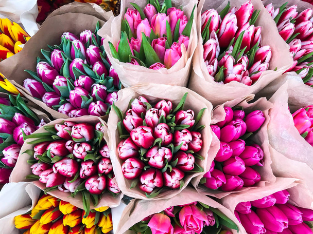 Csokrok tulipán virágok felhasznállásával, különböző színekben - Fotó, kép