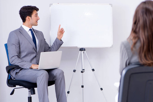 Üzleti prezentáció az irodában, férfival és nővel - Fotó, kép