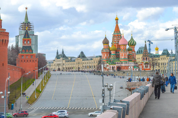 Moscow, Russia, April, 04, 2015: Red Square and St. Basil's Cathedral in Moscow. People can be seen around. - Foto, Imagen