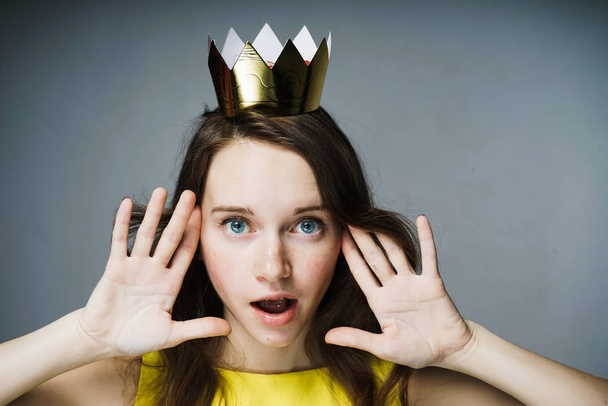 girl looking at camera, wearing golden crown - Foto, imagen