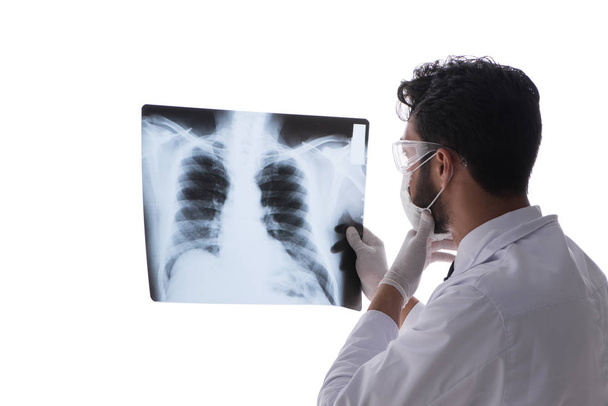 Nuori lääkäri katselee röntgenkuvia eristetty valkoinen - Valokuva, kuva