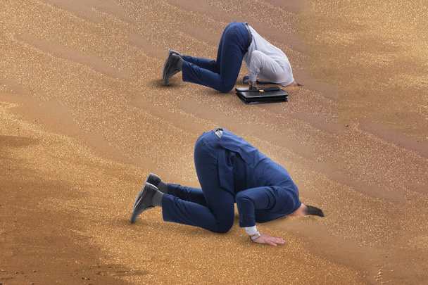 Liikemies piilottaa päänsä hiekkaan paetessaan ongelmia. - Valokuva, kuva