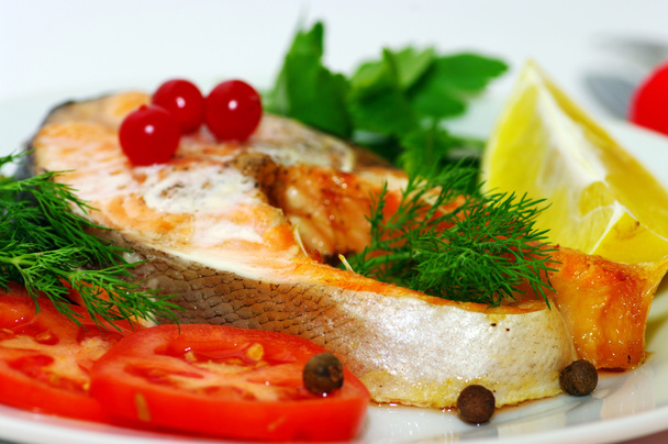Prato de peixe - peixe grelhado com verduras
 - Foto, Imagem