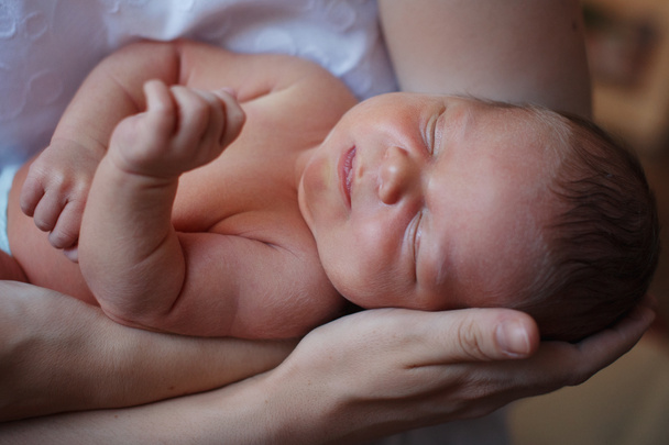 Κοιμάται το μωρό στα χέρια της μαμάς - Φωτογραφία, εικόνα