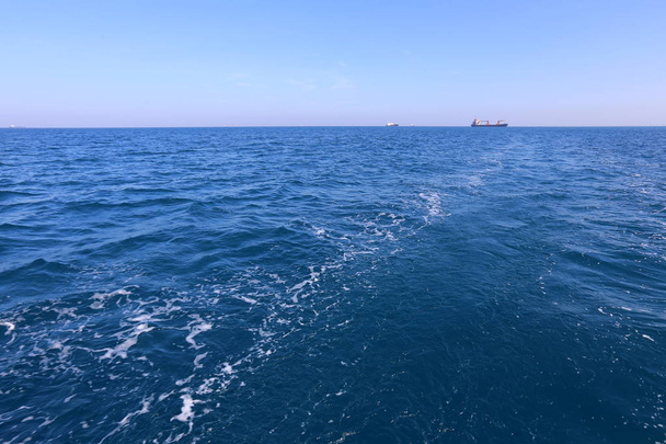 большой белый парус на яхте в Средиземном море
  - Фото, изображение
