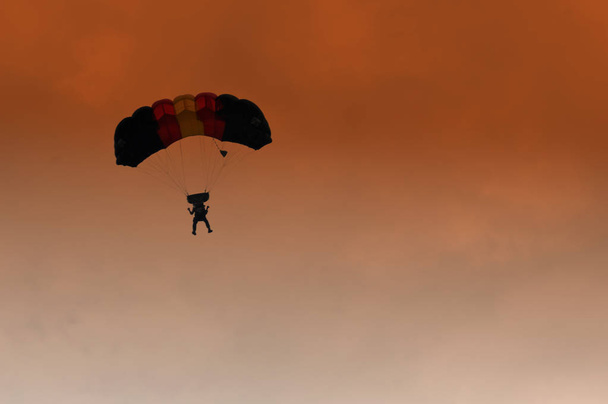 прыжки с парашютом в небо
 - Фото, изображение