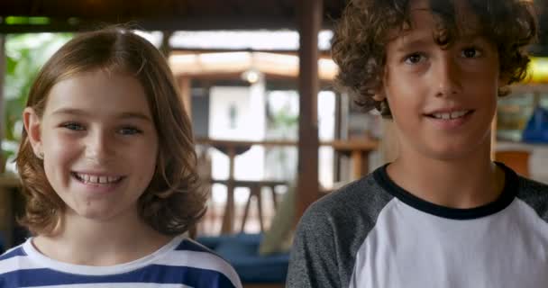 Porträt eines jungen Jungen und Mädchens im Vorpubertätsalter, das in die Kamera lächelt - Filmmaterial, Video
