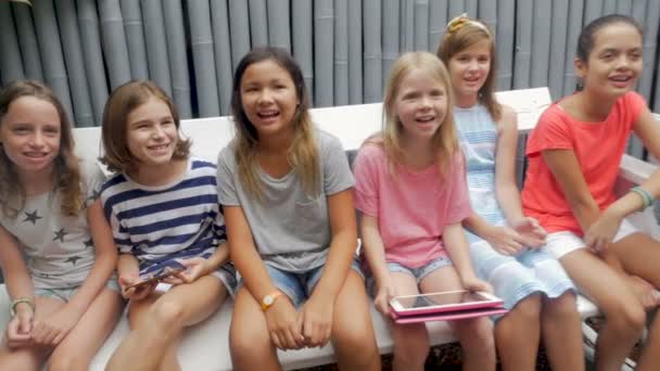 Zamáčkněte skupiny mladých dívek usmívá a směje se zpomaleně - Záběry, video