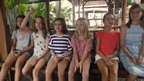 Různorodá skupina multi etnické mladých dívek slaví a říká Ano - Záběry, video