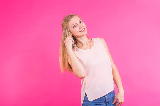 Portrét sebevědomá mladá blond žena - Fotografie, Obrázek