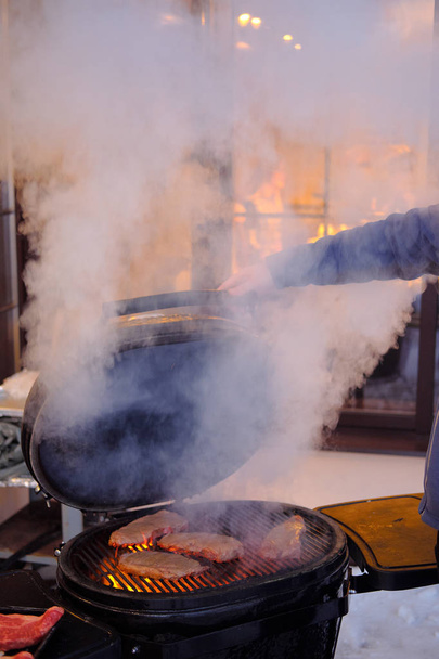 der Prozess der Zubereitung gegrillter Steaks auf offenem Feuer - Foto, Bild