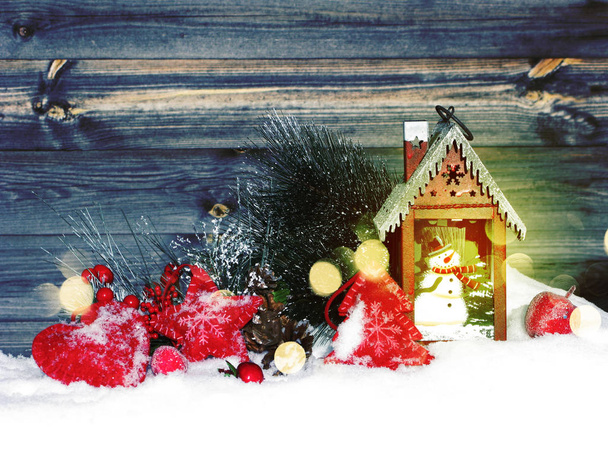 navidad linterna decoración invierno bayas y nieve en madera b
 - Foto, Imagen