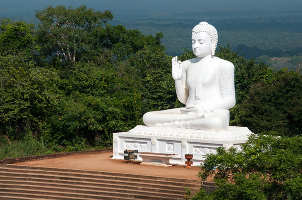 Κάθονται άγαλμα του Βούδα στο Μιχιντάλε, Σρι Λάνκα - Φωτογραφία, εικόνα