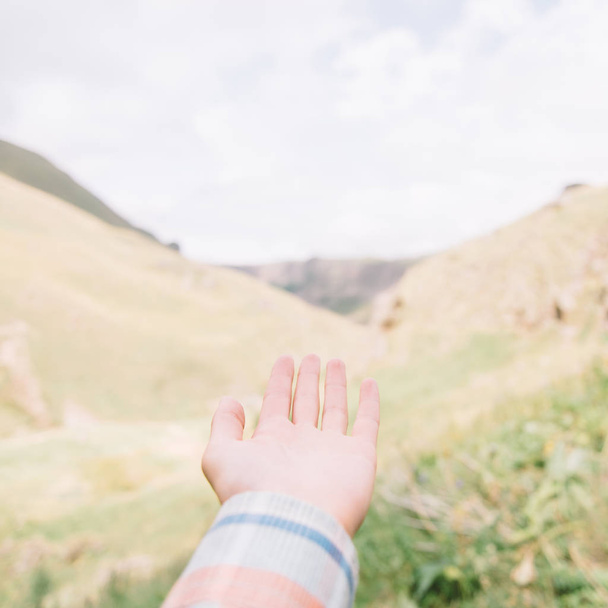 Hand pointing at mountain valley.  - Φωτογραφία, εικόνα