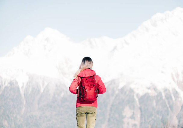 Femme debout devant les montagnes d'hiver
.  - Photo, image