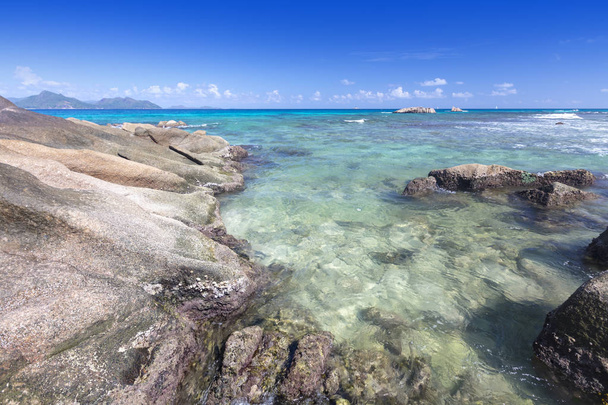 Turquoise lagunes van het tropische eiland. De prachtige plek voor herstel van krachten, rust, zwemmen, zonneproducten en zwemmen. Warm water, witte zand, zeewind. Luxehotel. - Foto, afbeelding