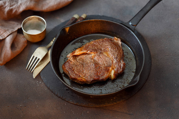 Juicy beef steak on a vintage cast iron frying pan - Φωτογραφία, εικόνα