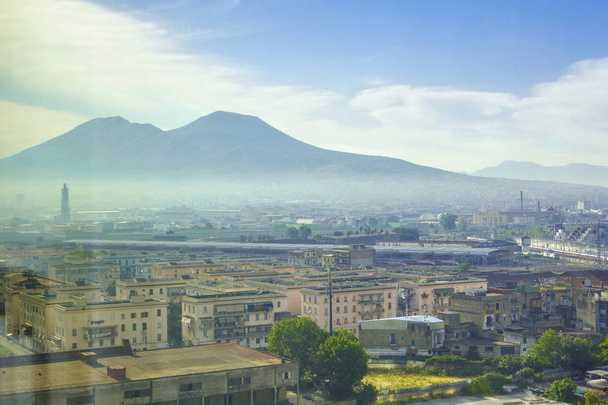Ηφαίστειο του Βεζούβιου και η πόλη της Νάπολης, στην πρωινή καταχνιά, ομίχλη νωρίς το πρωί, Καμπανία, Νάπολη, Ιταλία - Φωτογραφία, εικόνα