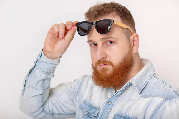 beard man in sunglasses and denim shirt - Foto, Imagem